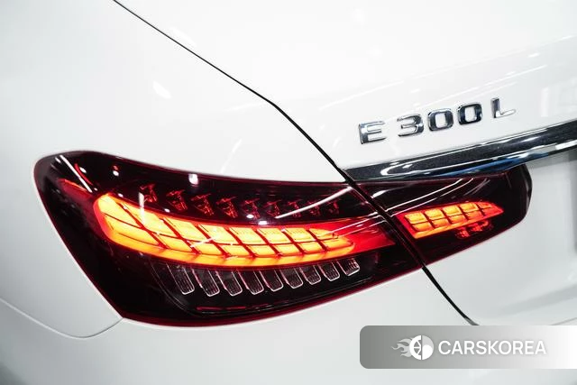 Mercedes-Benz E-Class 2021 Белый из Китая