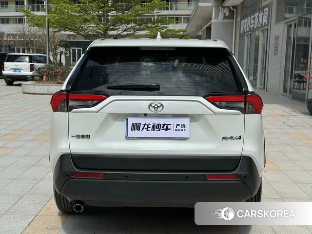 Toyota RAV4 2021 Белый из Китая