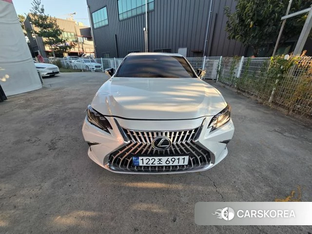 Lexus ES300h 7th generation 2025 Белый из Кореи
