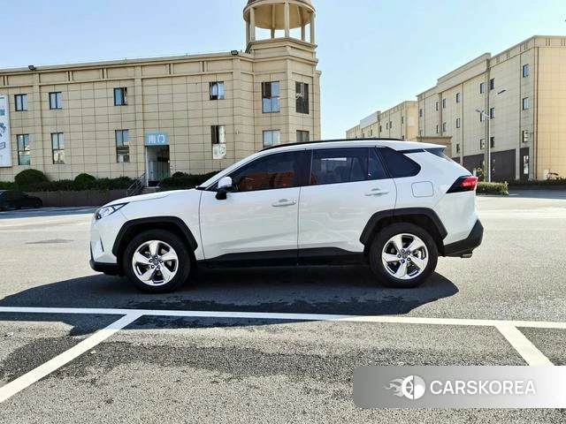 Toyota RAV4 2021 Белый из Китая