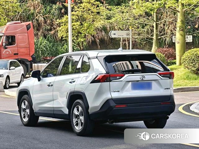 Toyota RAV4 2021 Белый из Китая