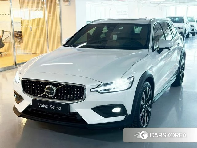 Volvo V60 Cross-Country 2nd Generation 2026 Белый из Кореи