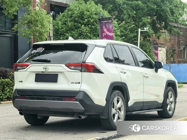 Toyota RAV4 2021 Белый из Китая