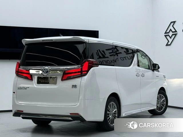 Toyota Alphard 2021 Белый из Китая