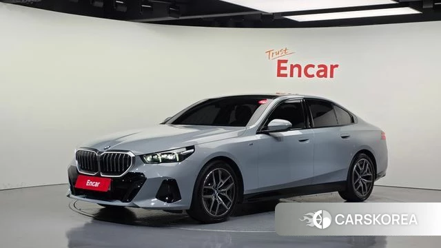 BMW 5 Series (G60) 2024 Небесно-голубой из Кореи