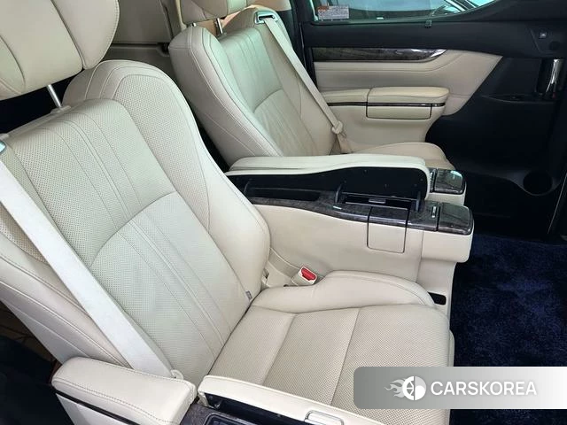 Toyota Vellfire 2022 Белый из Китая