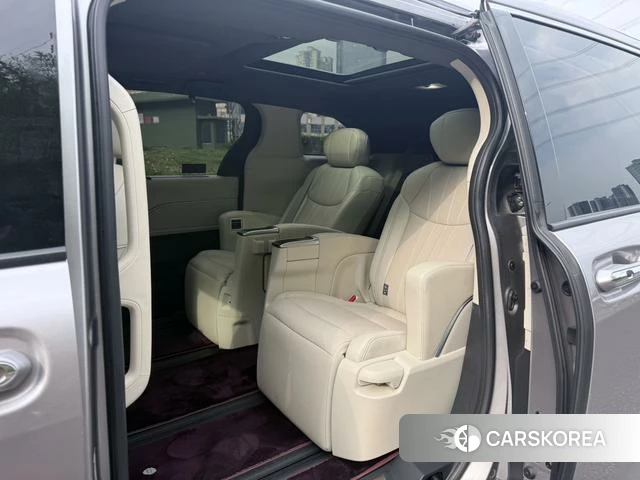 Toyota Sienna 2024 Серебристо-серый из Китая