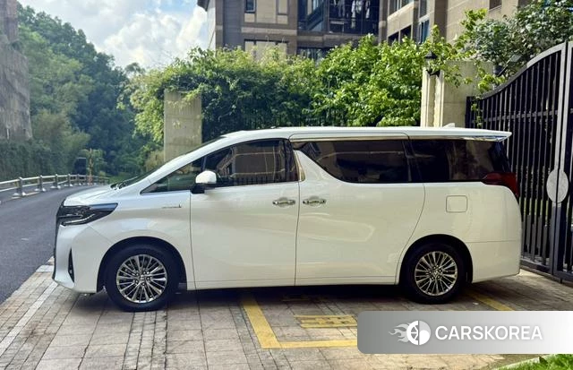 Toyota Alphard 2021 Белый из Китая