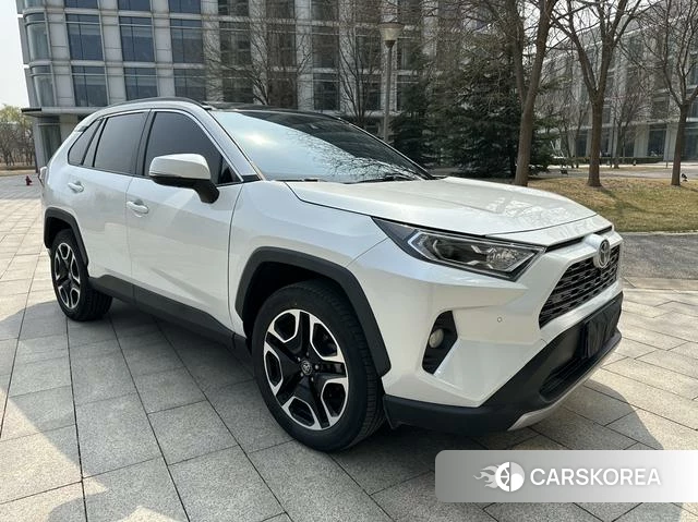 Toyota RAV4 2021 Белый из Китая