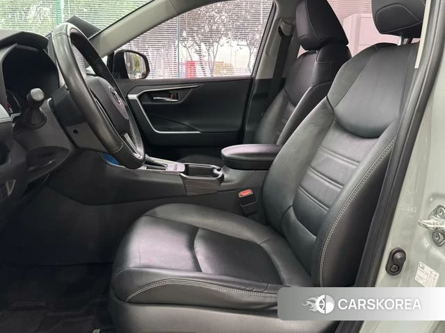 Toyota RAV4 2021 Серебристо-серый из Китая