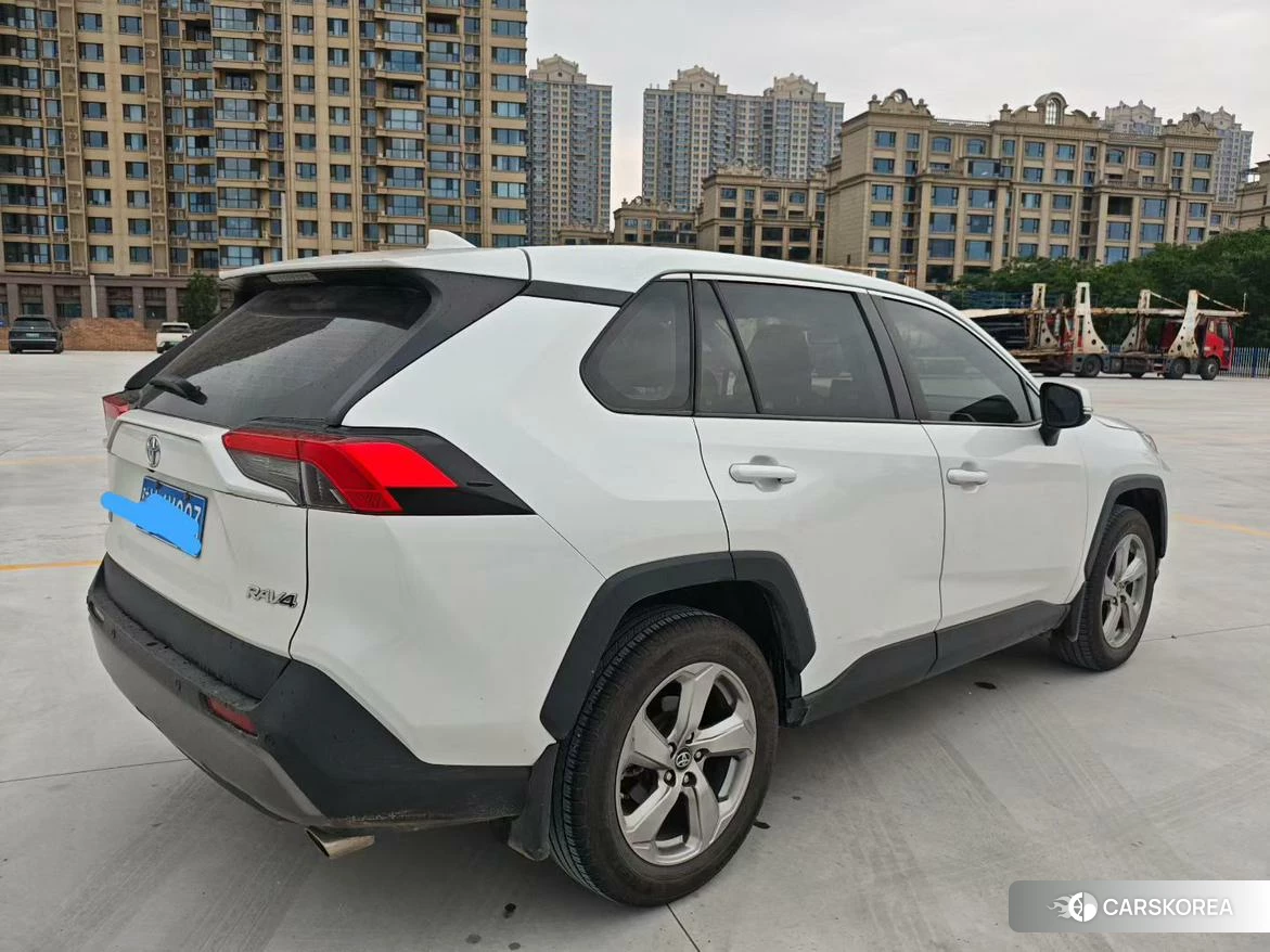 Toyota RAV4 2021 Белый из Китая