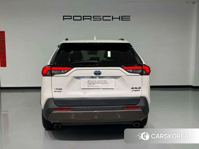 Toyota RAV4 2021 Белый из Китая