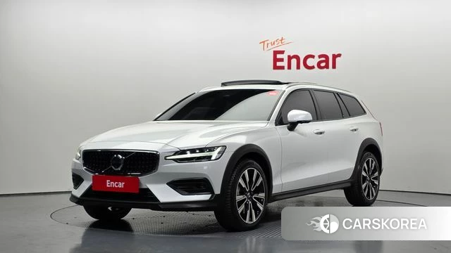 Volvo V60 Cross-Country 2nd Generation 2023 Белый из Кореи