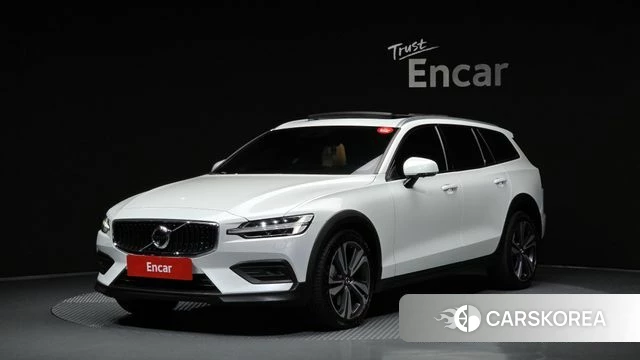 Volvo V60 Cross-Country 2nd Generation 2021 Белый из Кореи