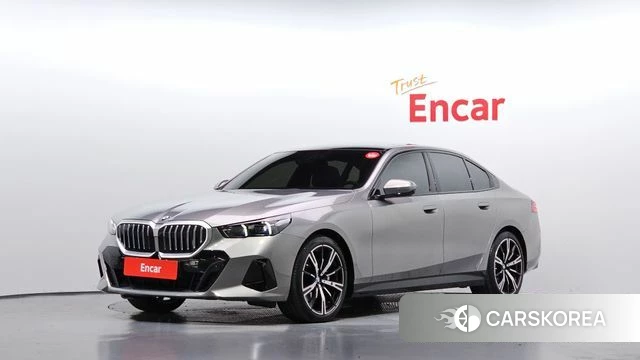 BMW 5 Series (G60) 2026 Серебристо-серый из Кореи