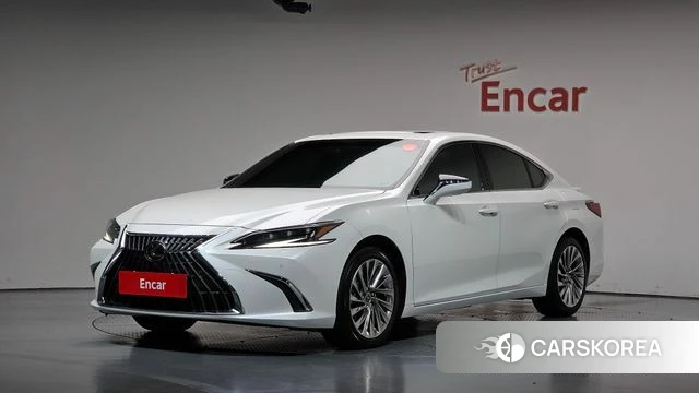 Lexus ES300h 7th generation 2024 Белый из Кореи