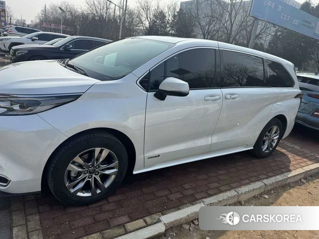 Toyota Sienna 2023 Белый из Китая