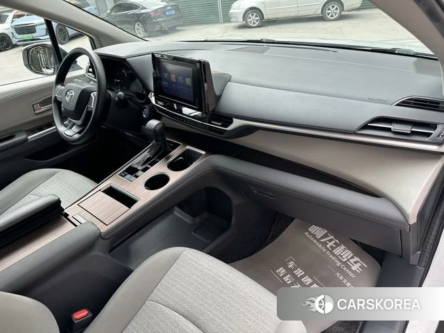 Toyota Sienna 2023 Белый из Китая