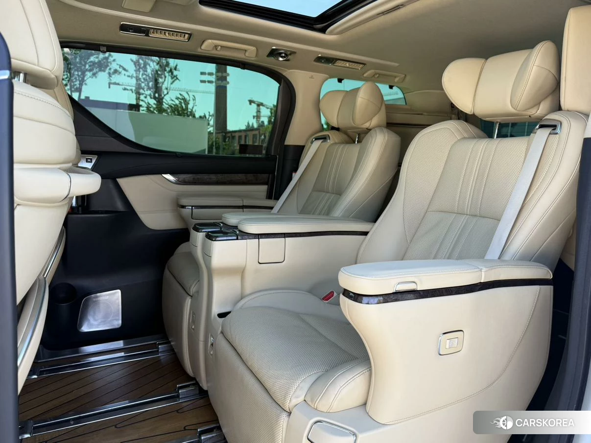 Toyota Alphard 2021 Белый из Китая