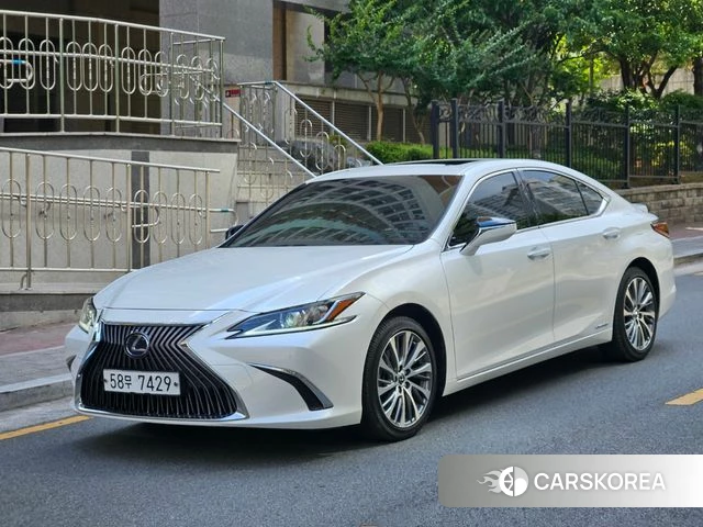 Lexus ES300h 7th generation 2019 Белый из Кореи