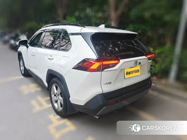 Toyota RAV4 2021 Белый из Китая