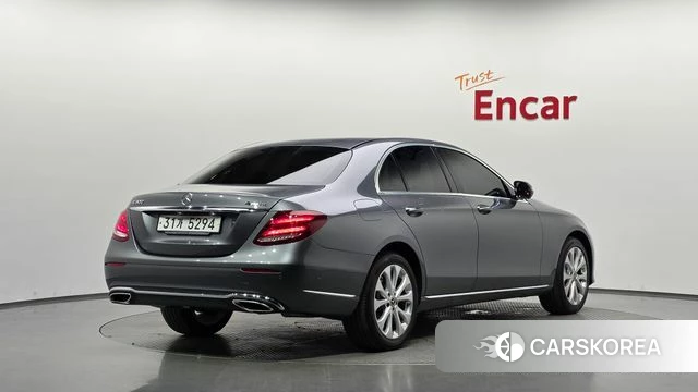 Mercedes-Benz E-Class W213 2018 Серебристо-серый из Кореи