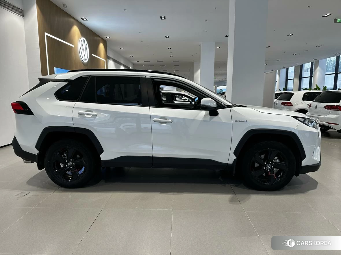 Toyota RAV4 2021 Белый из Китая