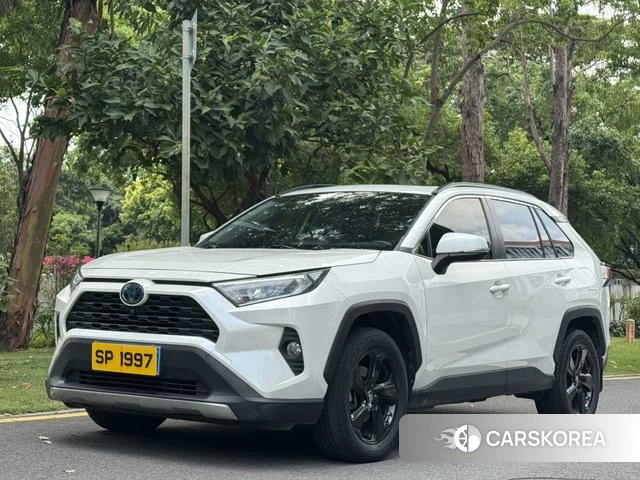 Toyota RAV4 2021 Белый из Китая