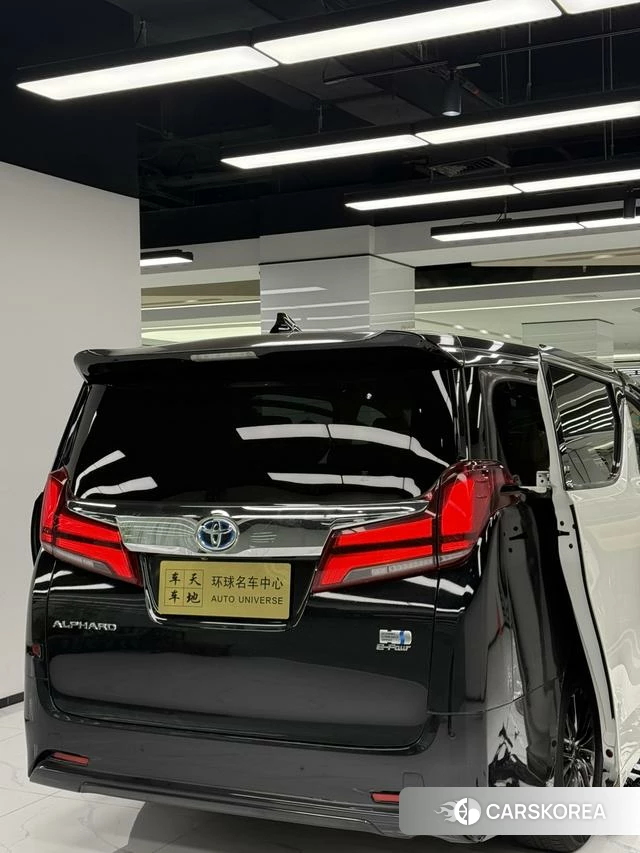 Toyota Alphard 2023 Белый из Китая
