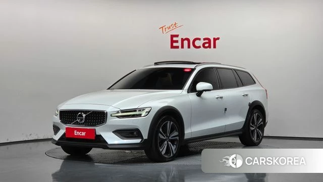 Volvo V60 Cross-Country 2nd Generation 2020 Белый из Кореи