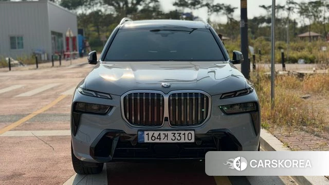 BMW X7 (G07) 2023 Светло-серебряный цвет из Кореи