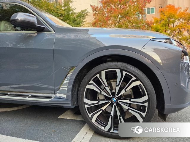 BMW X7 (G07) 2023 Серебристо-серый из Кореи, фото 2