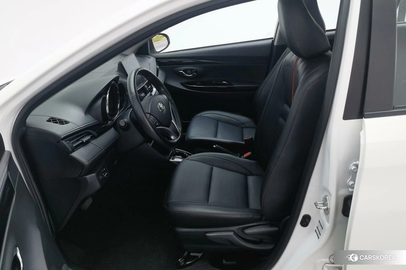 Toyota Yaris L 2021 Белый из Китая