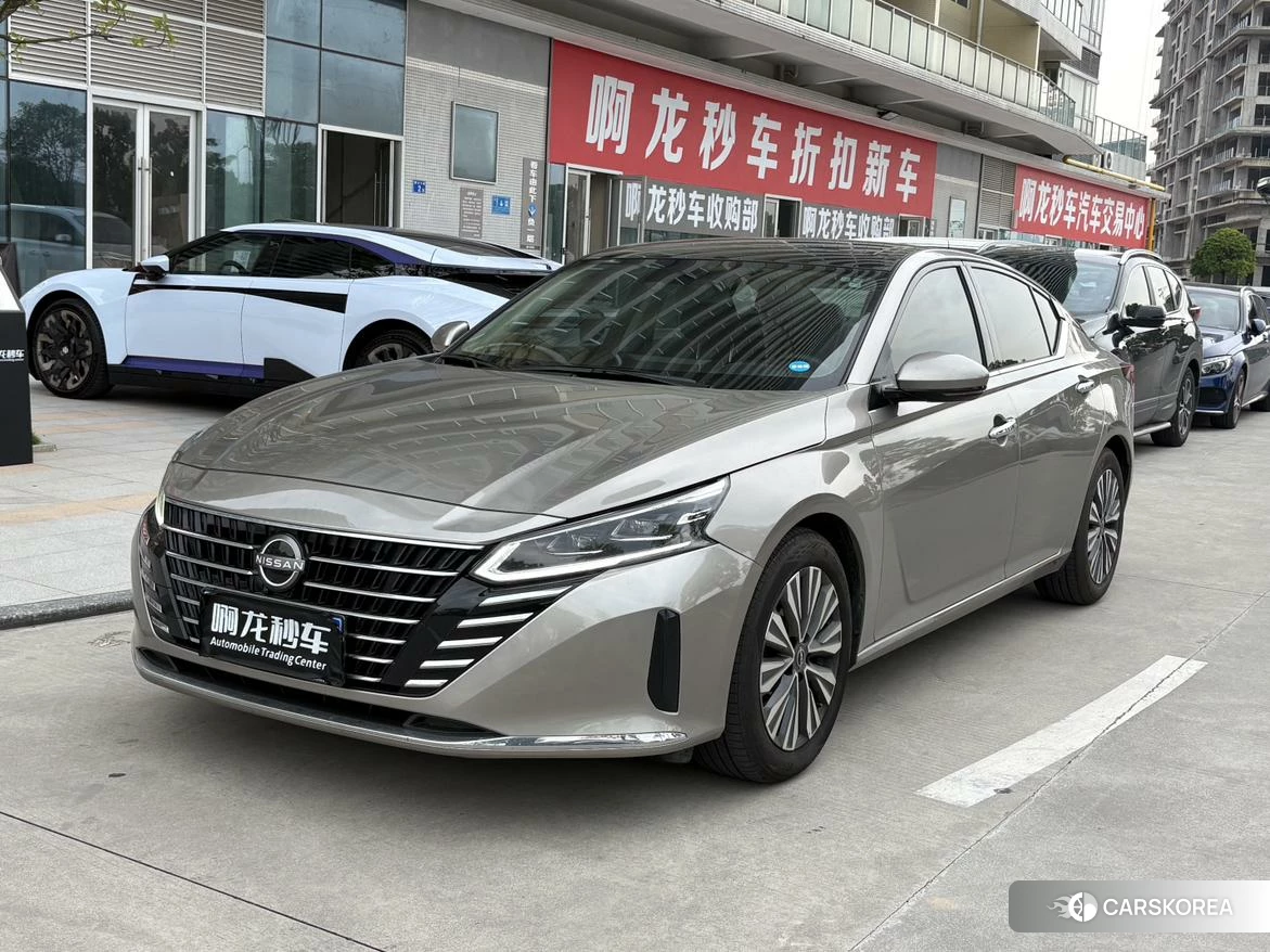 Nissan Altima 2022 Серебристо-серый из Китая