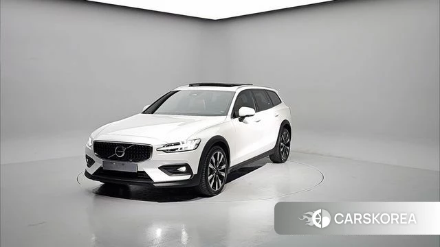Volvo V60 Cross-Country 2nd Generation 2024 Белый из Кореи