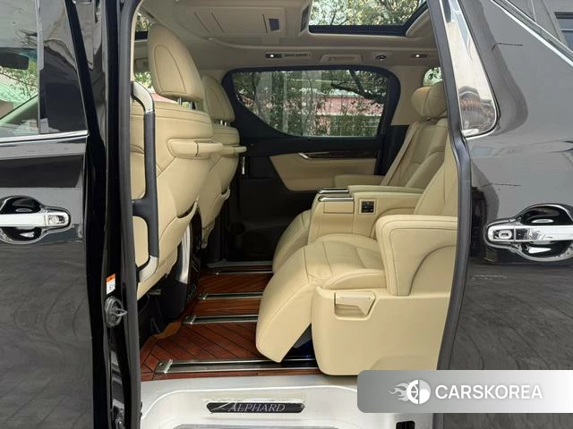 Toyota Alphard 2023 Черный из Китая