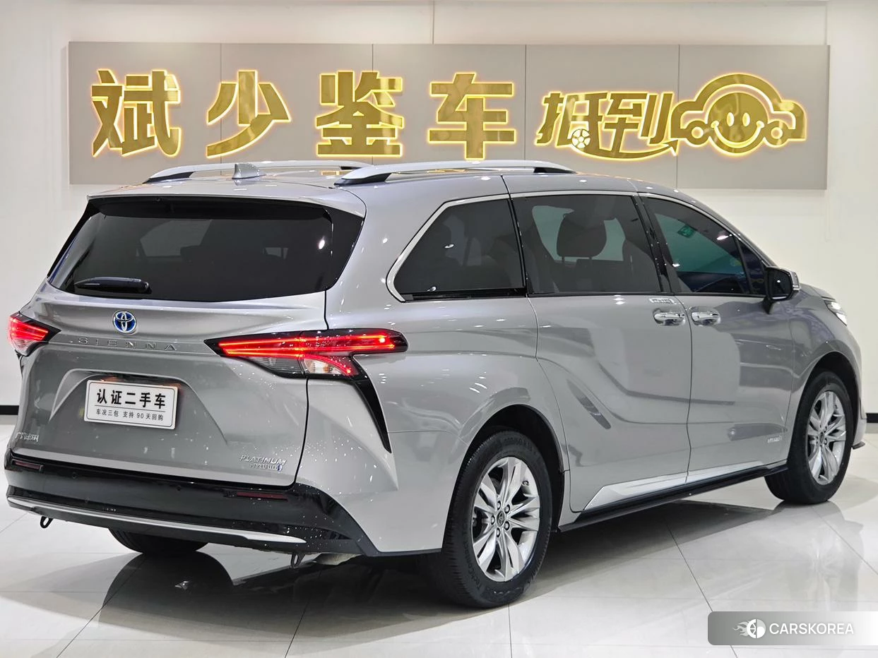 Toyota Sienna 2021 Серебристо-серый из Китая