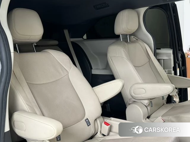 Toyota Sienna 2022 Черный из Китая