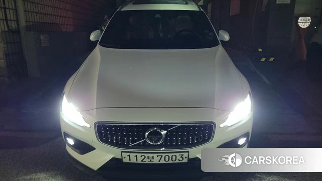 Volvo V60 Cross-Country 2nd Generation 2020 Белый из Кореи