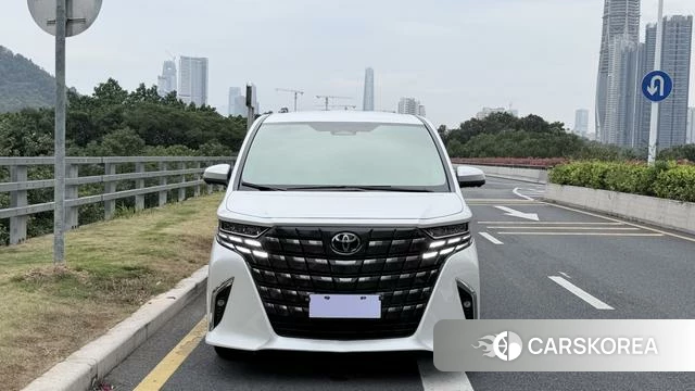 Toyota Alphard 2023 Белый из Китая