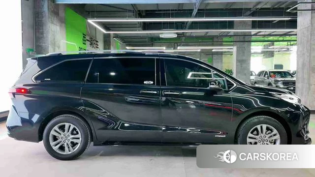 Toyota Sienna 2022 Черный из Китая
