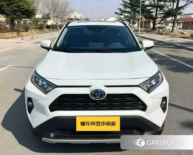 Toyota RAV4 2022 Белый из Китая