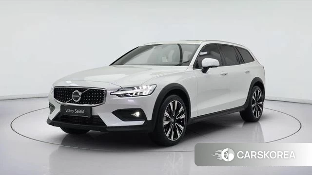 Volvo V60 Cross-Country 2nd Generation 2026 Белый из Кореи