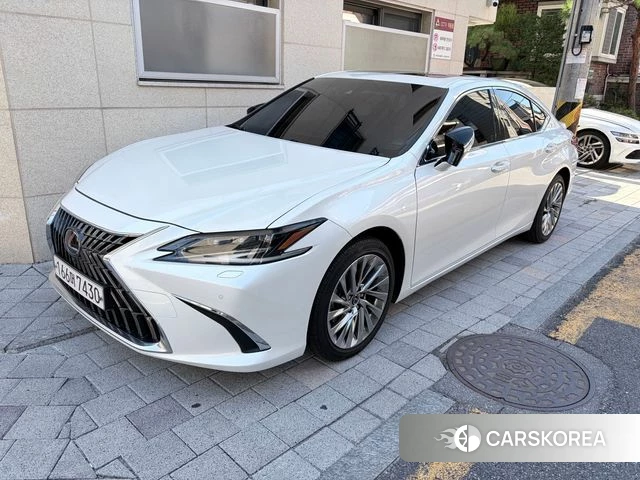 Lexus ES300h 7th generation 2023 Белый из Кореи