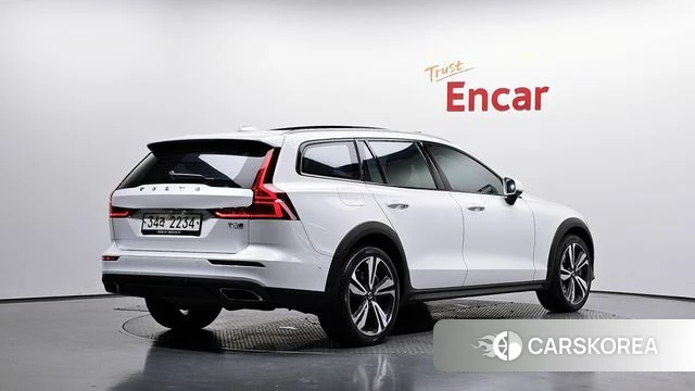 Volvo V60 Cross-Country 2nd Generation 2019 Белый из Кореи