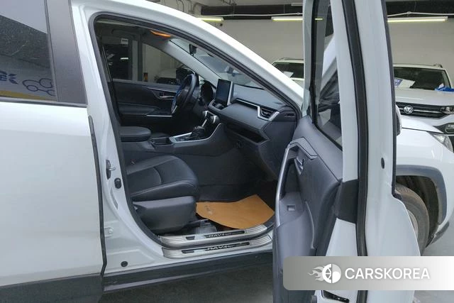 Toyota RAV4 2021 Белый из Китая