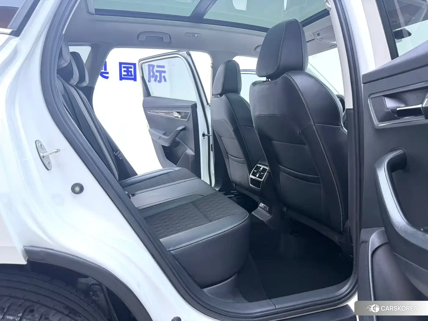 Skoda Karoq 2023 Белый из Китая