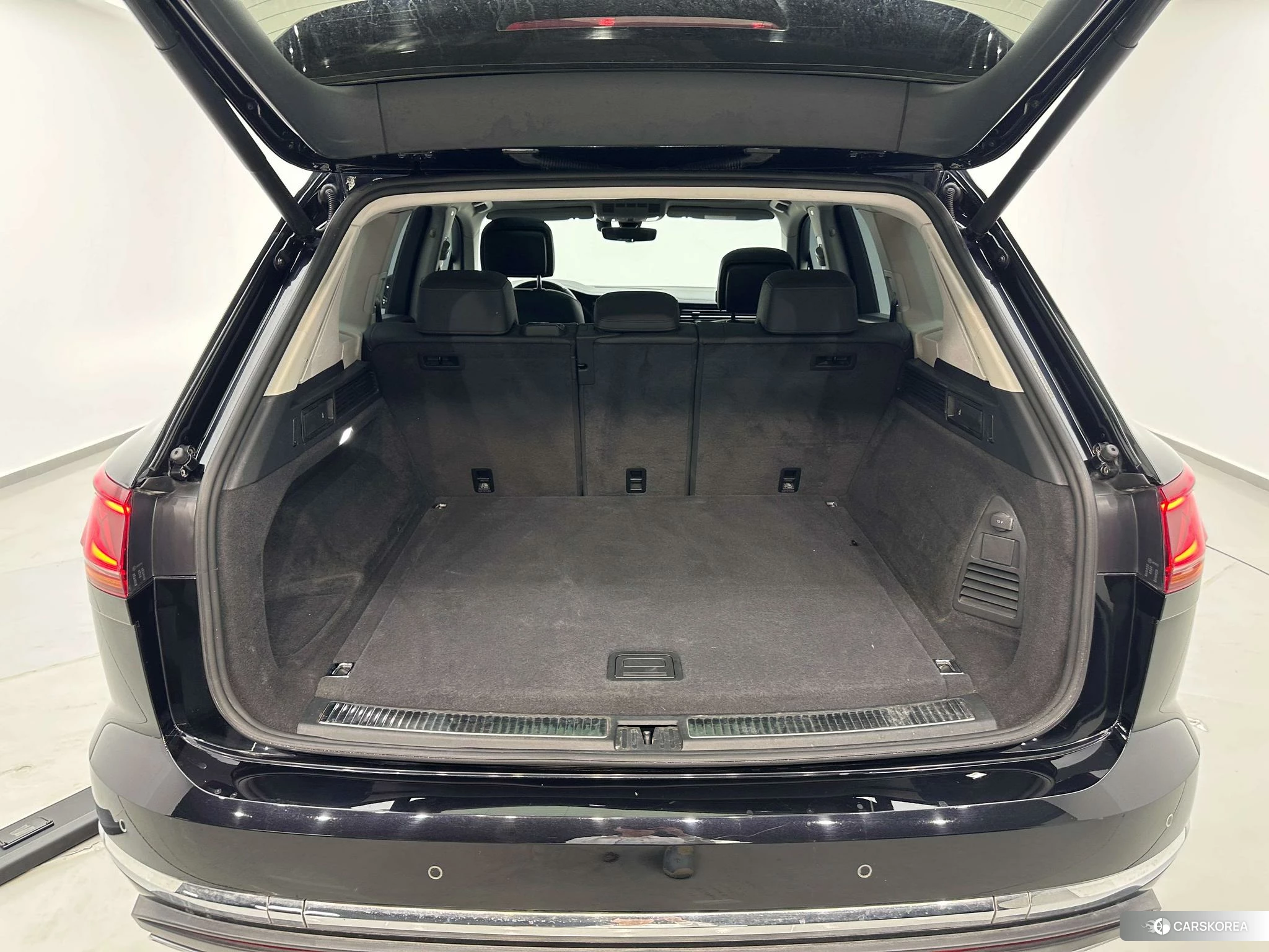 Volkswagen Touareg 2020 Черный из Китая