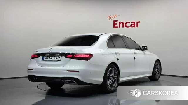 Mercedes-Benz E-Class W213 2023 Белый из Кореи