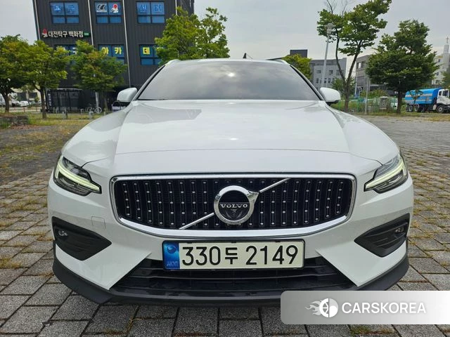 Volvo V60 Cross-Country 2nd Generation 2021 Белый из Кореи